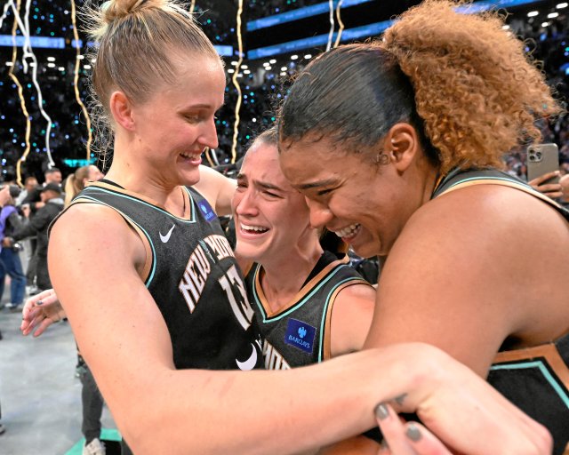 Leonie Fiebich (l.) und Nyara Sabally (r.) machten mit ihren guten Leistungen auch den schelchten Tag von Sabrina Ionecsu (M.) wett.