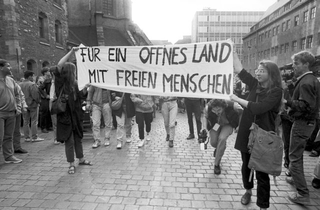 4. September 1989: Katrin Hattenhauer (r.) und Gesine Oltmanns tragen den Protest auf die Straße.