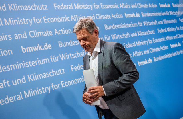 Eingetrübte Stimmung: Wirtschaftsminister Habeck will den schlechten Wirtschaftsaussichten mit einem Investitionsfonds begegnen.