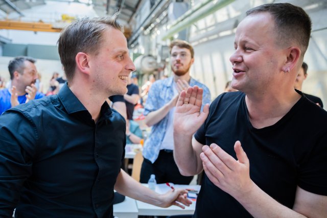 Die gute Laune ist vorbei: Klaus Lederer (rechts), ehemaliger Berliner Kultursenator und ehemaliges Linke-Mitglied, und der Berliner Landesvorsitzende Maximilian Schirmer.