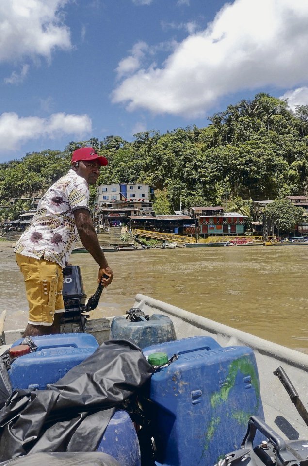 Riquelme kennt den Baudó-Fluss wie seine Westentasche. Er ist in der Afro-Gemeinde Cugucho am oberen Baudó aufgewachsen. Im Hintergrund die Kleinstadt Puerto Meluk.