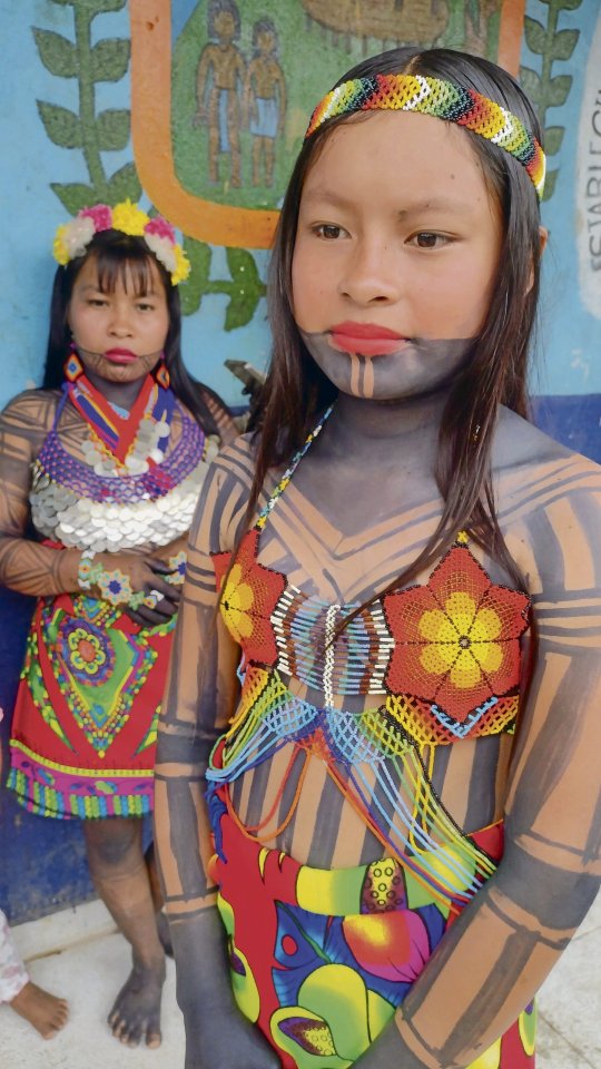 Eine junge Embera kurz vor dem traditionellen Tanz im Dorf Catrú. Die Perlenketten, der bunte Wickelrock und die Körperbemalung mit der Jagua-Frucht sind typische Merkmale der Embera-Frauen.