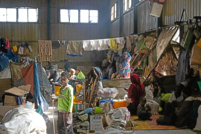 Vertriebene im sogenannten China-Camp, einer ehemaligen Fabrikhalle in der äthiopischen Stadt Debre Birhan. Über 20 000 Vertriebene leben im und in Zeltstädten um das Camp.