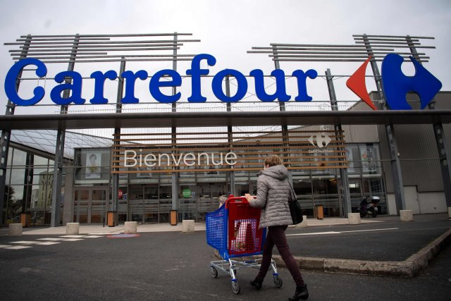 Subunternehmen des französischen Konzerns Carrefour sollen in Saudi-Arabien die Menschenrechte von Arbeitern verletzt haben.