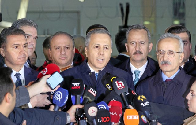 Der türkische Innenminister Ali Yerlikaya spricht nach dem Anschlag am Donnerstag in Ankara vor dem Gebäude der Turkish Aerospace Industries zu den Medien.