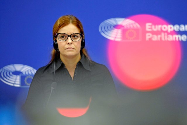 Die antifaschistische Politikerin Ilaria Salis sitzt seit Juni 2024 für die italienische Partei »Alleanza Verdi e Sinistra« der Fraktion GUE/NGL im Europäischen Parlament, nachdem sie zuvor 16 Monate in Budapest inhaftiert war. Nun verlangt Ungarn die Aufhebung ihrer parlamentarischen Immunität.