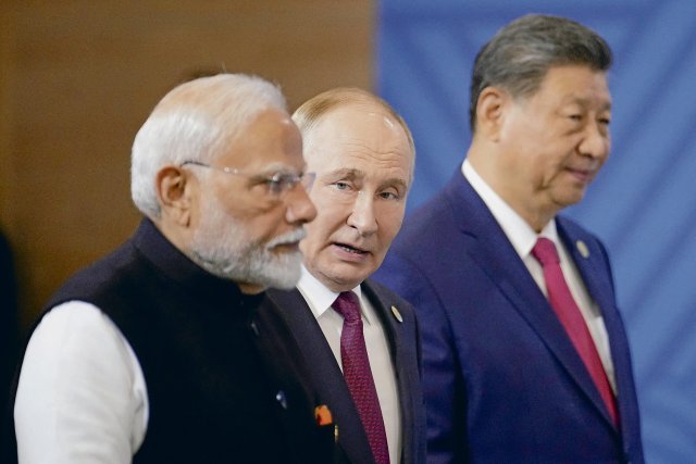 Der indische Premier Modi (l) mit Wladimir Putin und dem chinesischen Staatschef Xi Jinping (r)