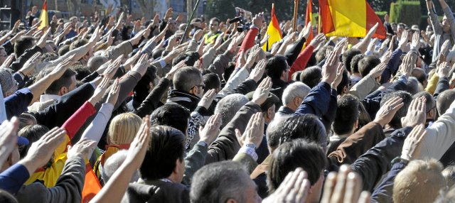 Mit faschistischen Grüßen: Befürworter des spanischen Diktators Franco zu seinem 34. Todestag am 22. November 2009 in Madrid