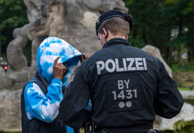 Polizeibeamte sitzen in juristischen Auseinandersetzungen um mutmaßlich rechtswidrige Gewalt meist am längeren Hebel. Zeugen, die Einsätze filmen, werden oft mit Anzeigen nach Paragraf 201 StGB eingeschüchtert.