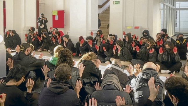 Studentische Performance, die mit rot bemalten Händen an den Lynchmord an zwei israelischen Rekruten im Jahr 2000 im Westjordanland erinnern sollte.