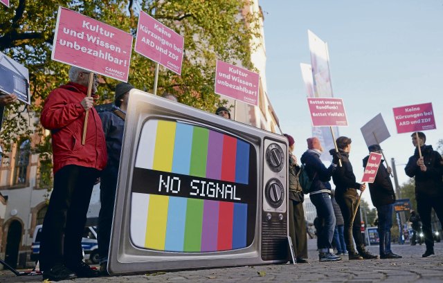 Vor dem Kongressgebäude in Leipzig hatte sich Protest gegen die geplanten Kürzungen formiert.