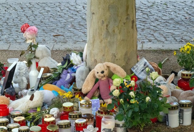 Gedenken auf dem Eberswalder Marktplatz: Eine Frau und ein Kind kamen bei einem Hausbrand ums Leben.