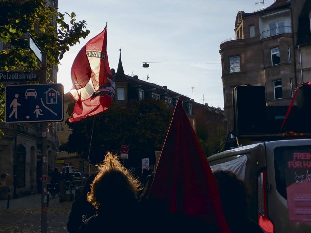 Rund 500 Personen demonstrierten am Samstag in Nürnberg für die Freilassung von Hanna S.