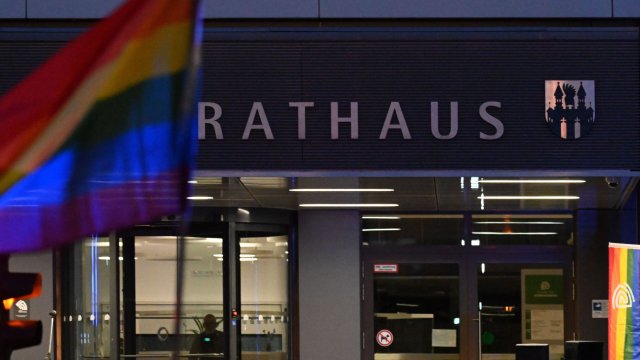 Regenbogenfahnen sind vor dem Rathaus Neubrandenburg zu sehen, an anderer Stelle werden sie in der mecklenburgischen Stadt regelmäßig geklaut.