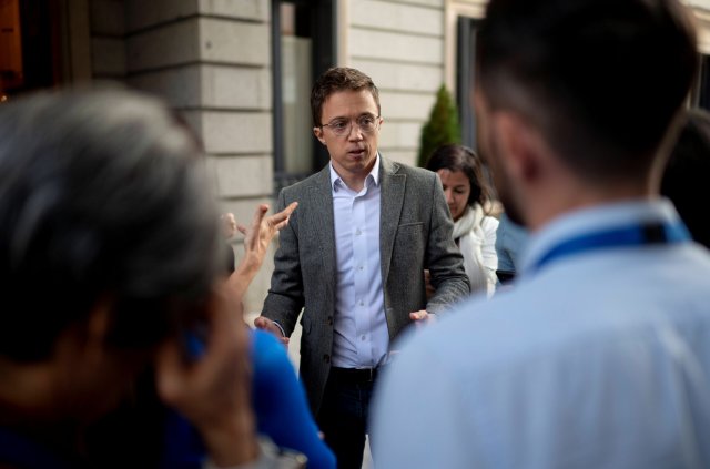 Iñigo Errejón, der Sprecher von Sumar im Kongress, auf dem Weg aus einer Plenarsitzung, im Abgeordnetenhaus, am 22. Oktober 2024, in Madrid. Vorwürfe sexueller Übergriffe, die er eingeräumt hat, haben ihn zum Rücktritt von all seinen Ämtern gezwungen.