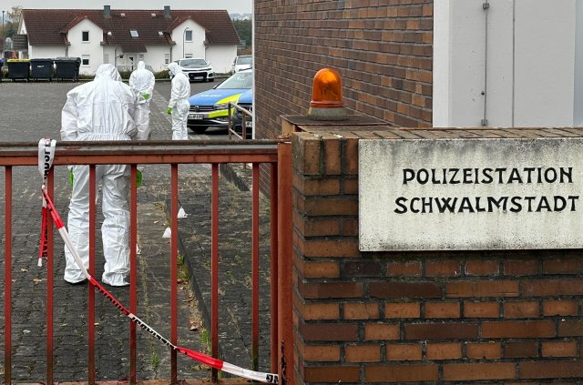 Mitarbeitende der Spurensicherung arbeiten vor der Polizeiwache in Schwalmstadt. Entgegen einer früheren Darstellung hatte die am Donnerstag erschossene Frau keine Schüsse abgegeben.