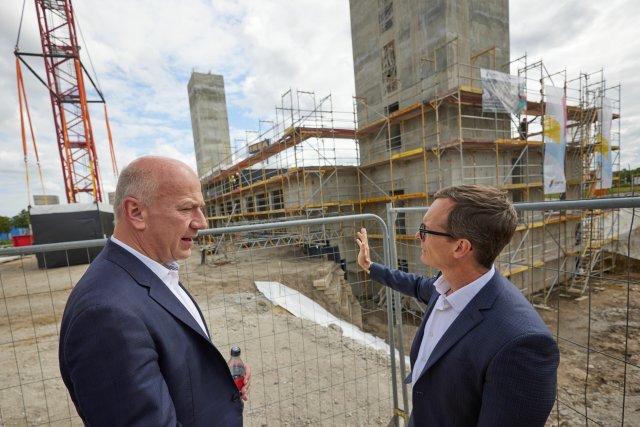 Mieterhöhungen finanzieren Neubau – Kai Wegner (CDU, links) Regierender Bürgermeister vor einer Baustelle der Gewobag in Lichtenberg