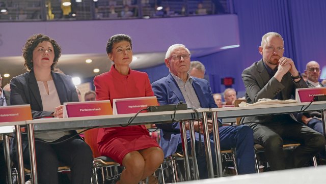 In den Gesichtern zu lesen: Die Parteienlandschaft aufmischen und gleichzeitig die Linkspartei sprengen, ist sehr anstrengend.