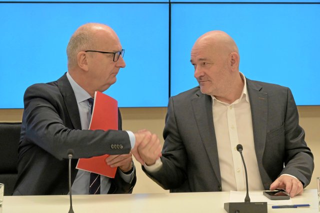 SPD-Ministerpräsident Dietmar Woidke (links) und BSW-Fraktionschef Robert Crumbach könnten bald in einer Koalition Brandenburg regieren.