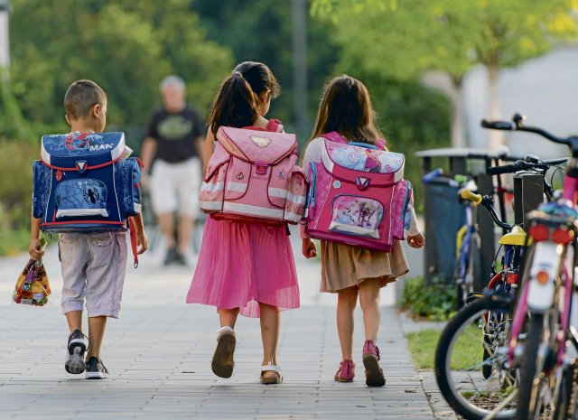 Müssen sich in Zukunft noch mehr beeilen: Kinder auf dem Weg zur Schule