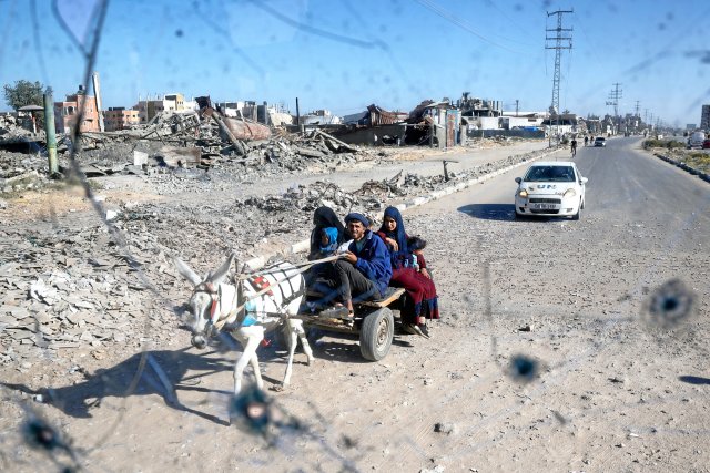 Blick aus einer mit Schrapnellen durchsetzten Windschutzscheibe eines Busses, der beschädigt wurde, als eine israelische Artilleriegranate in der Nähe im zentralen Gazastreifen am 24. Oktober 2024 einschlug.