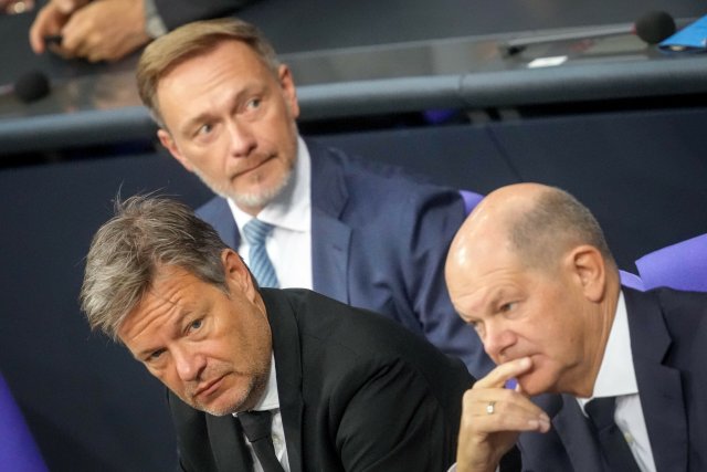 Die Sitznachbarn auf der Regierungsbank haben sich nicht mehr viel zu sagen: Finanzminister Christian Lindner (M), Wirtschaftsminister Robert Habeck (l) und Bundeskanzler Olaf Scholz (r) im Bundestag