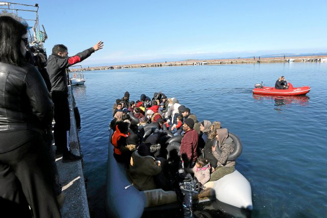 Geflüchtete werden am 1. März 2020 im Hafen von Thermi von einem rassistischen Mob angegriffen und am Landgang gehindert. Der Mann mit den roten Armpolstern ist der nun verurteilte Haupttäter.