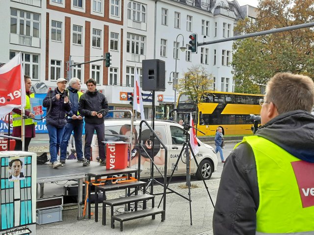 Die Abgeordneten Sven Meyer und Damiano Valgolio sprechen zu der Streikversammlung.