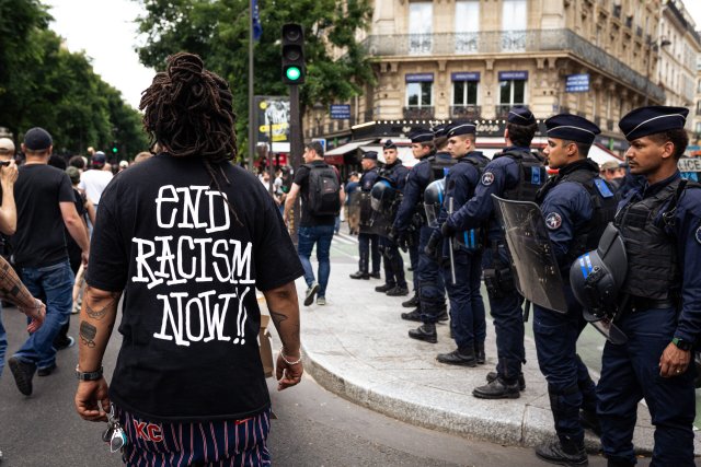 Teilnehmer einer Demonstration im Jahr 2023 zu Ehren des nach einer Verfolgung durch die Polizei gestorbenen jungen Schwarzen Adama Traoré in Paris.