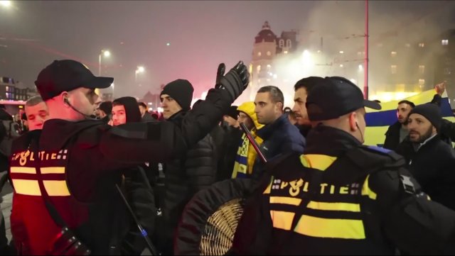 Polizisten hatten die grölenden Anhänger von Maccabi Tel Aviv zur U-Bahn-Station begleitet, die sie zum Ajax-Stadion führt.