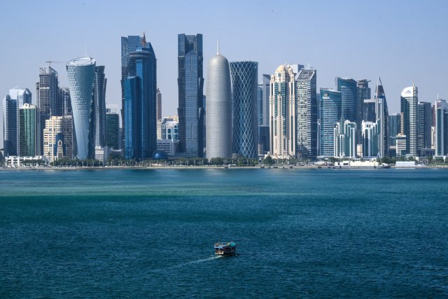 Die Skyline von Doha, Hauptstadt des Golf-Emirats Katar, das sich in den vergangenen Jahren einen Namen als diplomatischer Vermittler mit schwierigen Verhandlungspartnern gemacht hat.