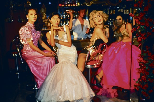 Goldin porträtierte die queere Szene auch über New York City hinaus: Nan Goldin, »Fashion show at Second Tip, Toon, C, So and Yogo, Bangkok«, 1992, Fotografie