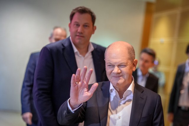 Bundeskanzler Olaf Scholz (r, SPD) hofft auf die Rückendeckung seiner Partei im Wahlkampf. Hinter ihm steht Lars Klingbeil, der Bundesvorsitzende der SPD.