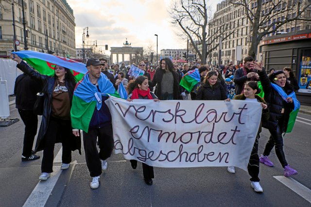 Bei der Romaday-Parade kämpfen Roma in Berlin um ihre Rechte. Trotz historischer Verantwortung Deutschlands werden sie in Länder abgeschoben, in denen sie stark diskriminiert werden.