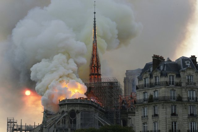 Der brennende Spitzturm stürzte wenig später in den Dachstuhl der Kirche, nachdem diese am 15. April 2019 Feuer gefangen hatte.