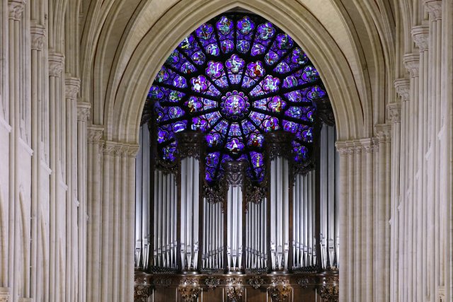 Wie durch ein Wunder wurde durch den Brand keines der wertvollen Glasfenster der Kirche in Mitleidenschaft gezogen. Hier ist das westliche Rosettenfenster über der Orgel zu sehen.