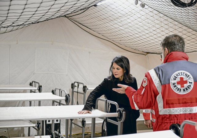 Außenministerin Annalena Baerbock besichtigt ein zur DRK-Zivilschutzeinheit gehörendes Wohnzelt.