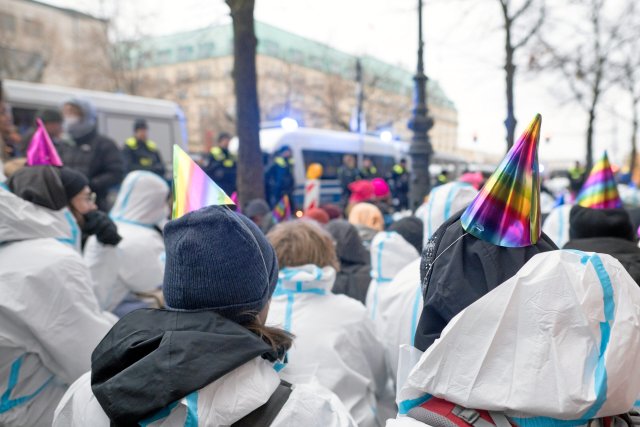 Weiße Anzüge und bunte Hüte: So wollte Ende Gelände die »fossile Party« im Adlon crashen.