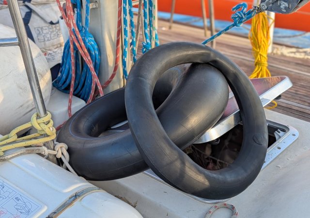 Auch zwei Jungen hatten sich an improvisierte Rettungsmittel geklammert, sind jedoch verschwunden.