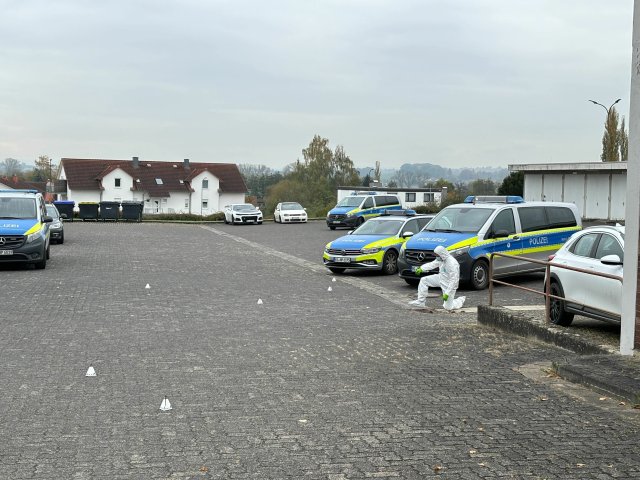 Mitarbeiter der Spurensicherung arbeiten vor der Polizeiwache in Schwalmstadt. Dort hatte eine Frau ohne festen Wohnsitz Beamt*innen mit einer Softair-Waffe bedroht.