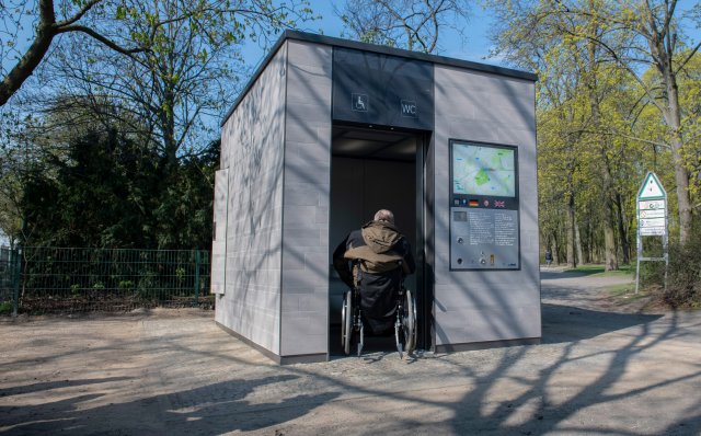 Ein Rollstuhlfahrer fährt bei einem Pressetermin an der Gustav-Meyer-Allee/ Brunnenstraße in die erste neue Berliner Toilette.