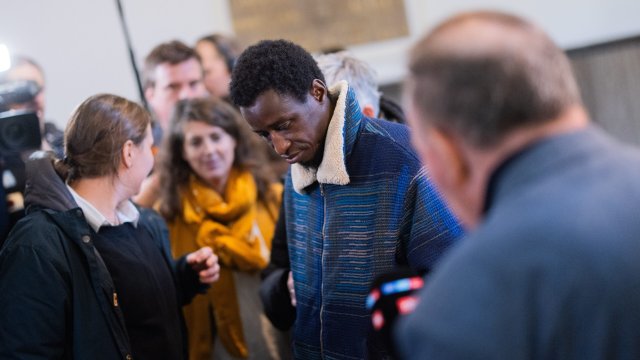 Sidy Dramé, Bruder des getöteten Mouhamed Dramé, nach dem Urteil vor dem Gerichtssaal.