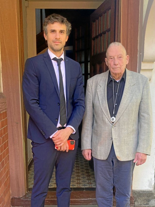 Interessiert am Austausch: Menschenrechtsanwalt Guido Croxatto (l.) und Staatsanwalt Gerhard Wiese beim Treffen in Frankfurt