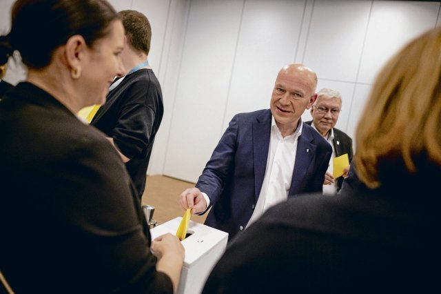 Der Regierende Bürgermeister Kai Wegner (CDU) bei einem der Wahlgänge. Er will eine andere Bundesregierung – mit seinem Parteifreund Friedrich Merz als Kanzler anstelle von Olaf Scholz (SPD).