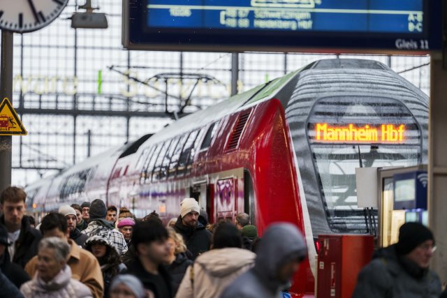 Auf der generalsanierten Riedbahn rollt der Zugverkehr wieder.