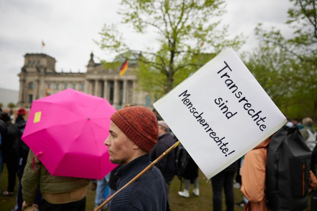 »Transrechte sind Menschenrechte!«: Sollte eigentlich selbstverständlich sein, trotzdem haben CDU und CSU vor, die Rechte von trans Personen zu beschneiden.