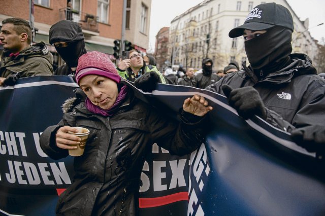 Mit vollem Einsatz: Eine Frau stellt sich dem Aufmarsch von Rechtsextremen entgegen.