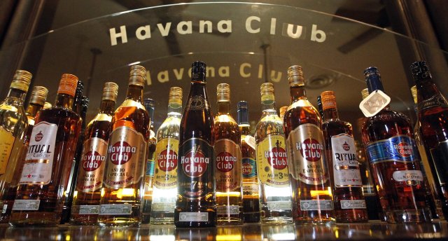 Rumflaschen in Havanna