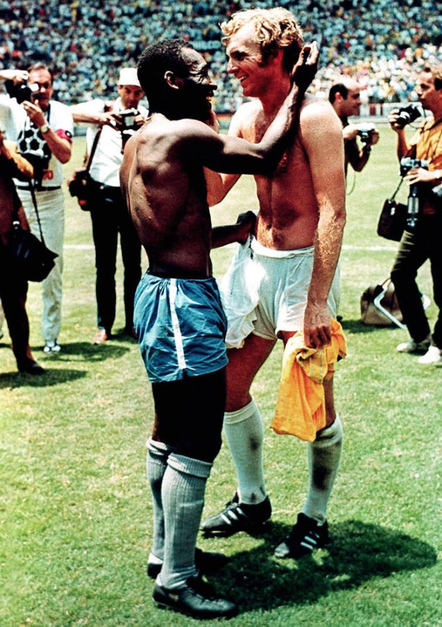 Eines der berühmtesten Sportfotos: Brasiliens Pelé (l.) und der Engländer Bobby Moore nach dem WM-Vorrundenmatch 1970 in Guadalajara (Mexiko)