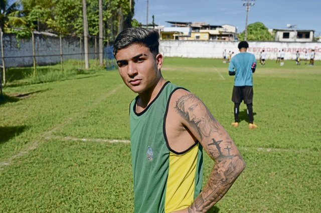 Ein Spieler des ersten evangelikalen Fußballvereins in Rio de Janeiro